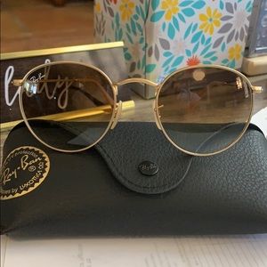 Gold Round metal Ray-Ban.